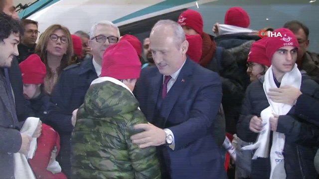 Bakan Turhan: 'Hızlı tren seyahatlerimizde başlattığımız 'Turuncu Masa' hizmetiyle engelli vatandaşlarımızın seyahat esnasında karşılaşacakları zorlukları aşması konusunda kendilerine destek verecek elemanlarımızı istihdam ettik'