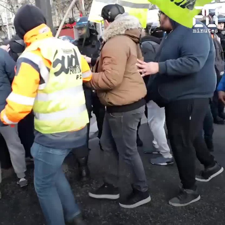 Réforme des retraites: Manifestation surprise à la Gare de Lyon