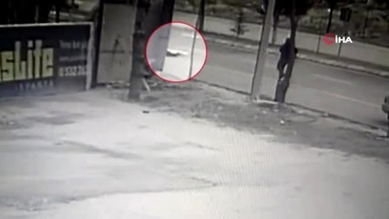 Rüzgarın uçurduğu tahtanın altında kaldı