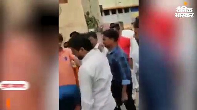 शिवसैनिको ने गंजा कर बीच बाजार घुमाया 