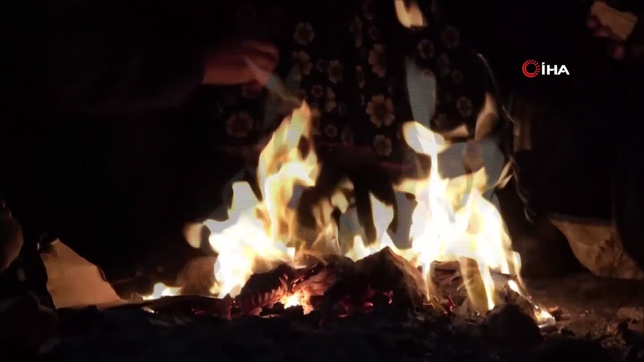 - İdlib’den göç eden Suriyeliler için çadır kuruldu- Saldırı ve çatışmalar nedeniyle Suriye’nin İdlib ilinin güney kırsalından kuzeye doğru göç eden aileler için şehir merkezine 15 kilometre uzaklıkta kurulan 50 çadıra yerleştirildi