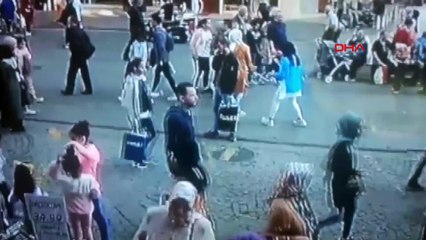 Ümraniye'de yanındaki kadını döven kişiye dayak kamerada