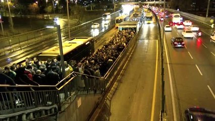 Altunizade'de sabah akşam metrobüs yoğunluğu -1