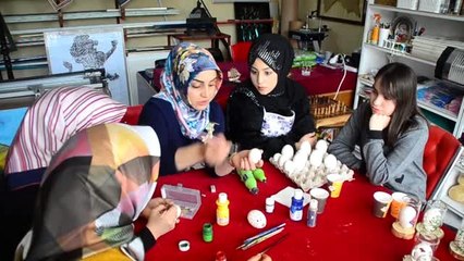 Yumurta kabukları hünerli ellerinde sanata dönüşüyor