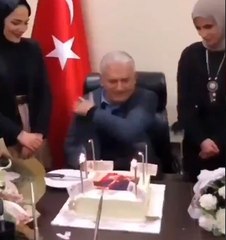 Yıldırım doğum günü pastasını böyle üfledi
