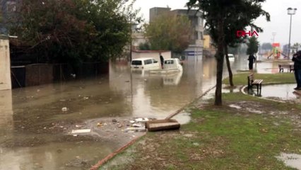 Adana'da sağanak; 4 merkez ilçede okullar tatil edildi