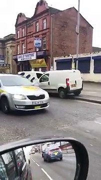 Ces 2 conducteurs anglais jouent aux auto tamponneuses avec leurs voitures à manchester