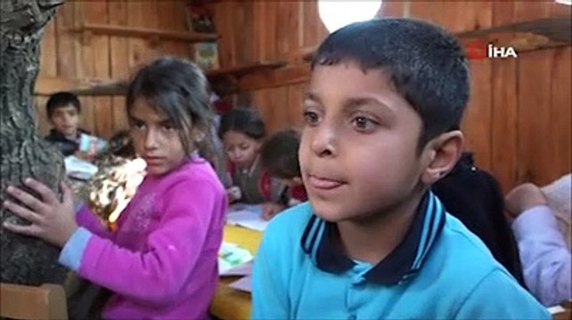 Öğretmenlerin yaptığı 'ağaçtan kütüphane', öğrencilerin hem devamsızlık problemini çözdü hem de okuma alışkanlığı kazandırdı