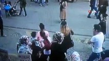 Ümraniye’de kadını döven şahsa vatandaştan meydan dayağı kamerada