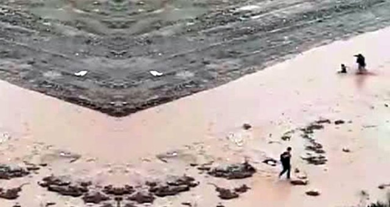 Sel sularına kapılan 11 yaşındaki çocuğun kurtarılma anı kamerada!