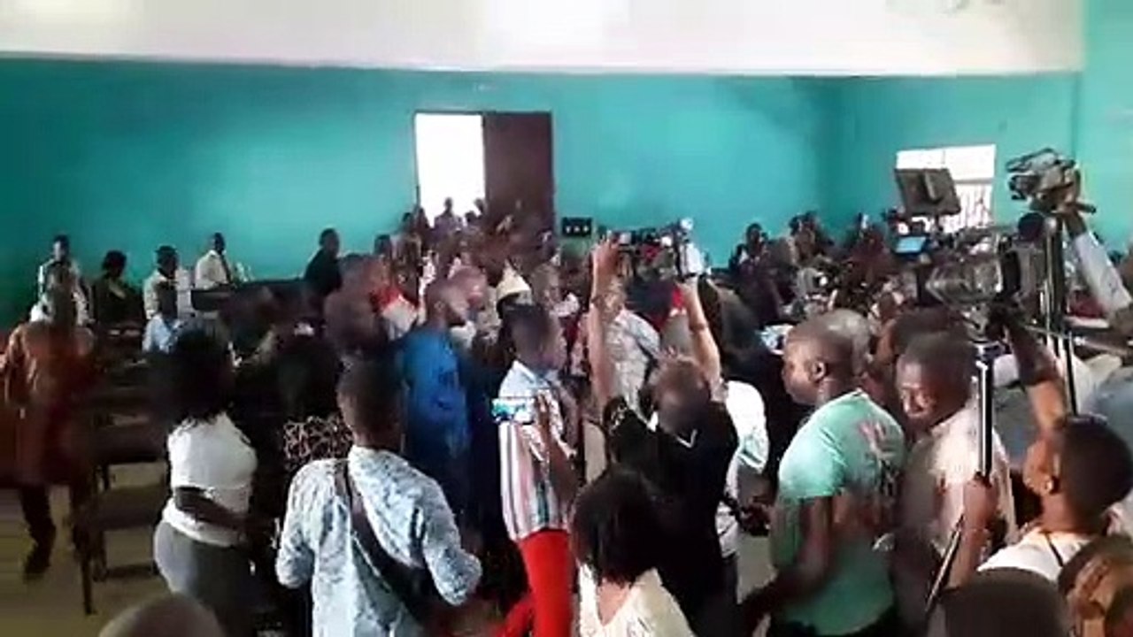 Les leaders du FNDC entonnent l'hymne national dans la salle d'audience de la cour d'appel de Conakry
