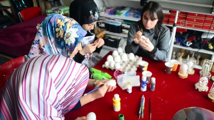 Yumurta kabukları hünerli ellerinde sanata dönüşüyor - BİTLİS