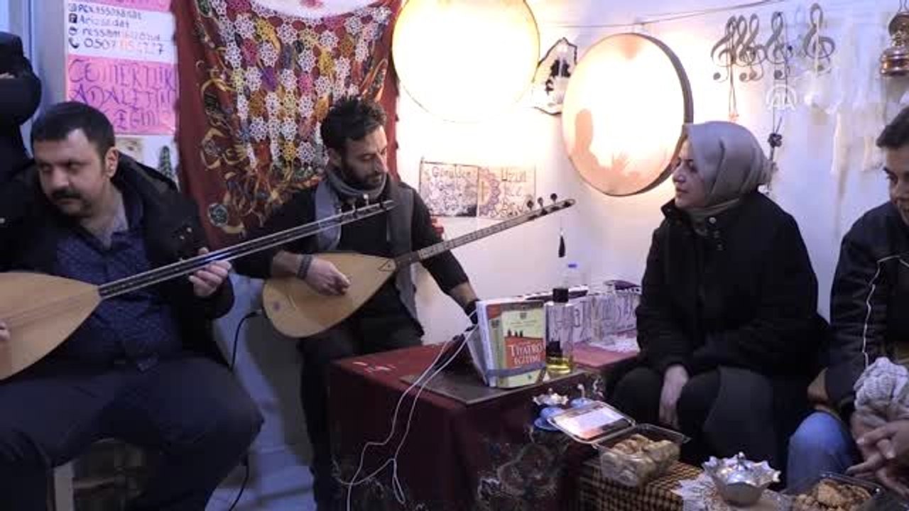 Mardin Valisi Yaman gençlerle Türkçe ve Kürtçe şarkı söyledi