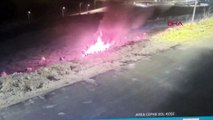 Polisler, yanan aracın yanındaki sürücüyü çekerek kurtardı