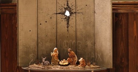 À Bethléem, Banksy dévoile sa crèche de Noël emmurée sous un trou d'obus
