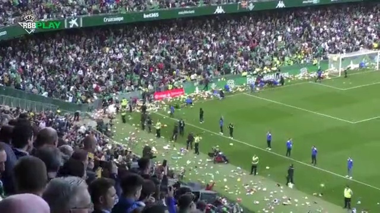 Football - Les fans du Betis Seville lancent des peluches sur le terrain avant le coup d'envoi