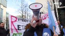Retraites : des grévistes se rassemblent devant le siège de la SNCF