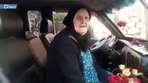 امرأة مسنة من إدلب تودع بيتها قبل رحلة النزوح المجهولة