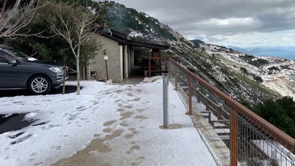 Ora News - Borë në Llogara, stuhi në bregdet