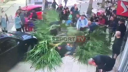Report TV - Momenti kur palma zë poshtë dy persona në Durrës, flet i dëmtuari: Bërtita Allah...Allah