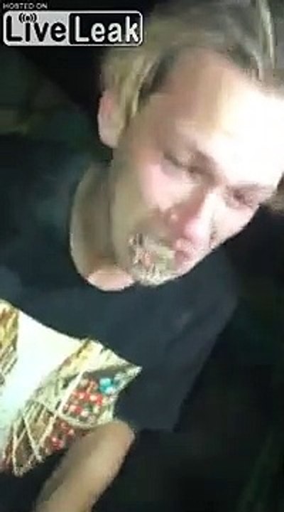 Défi : il mange la litière du chat et boit l'eau du Bong ! Quelle horreur...