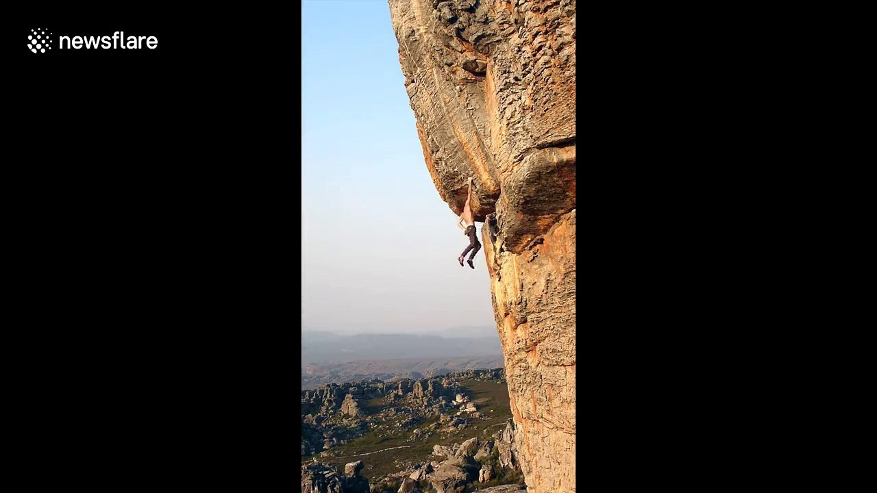 Cet alpiniste escalade à mains nues une montagne dans le vide !