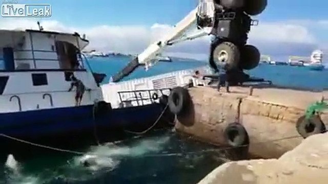 Ce bateau coule emporté par une grue au port !