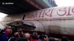 Un avion coincé sous un pont lors de son transport en camion en Inde !