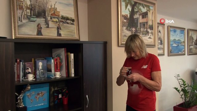 Nepal'deki çocuklara yardım için yola çıkan 73 yaşındaki gezgin Türk çayı içti, Atatürk tablosu önünde poz verdi