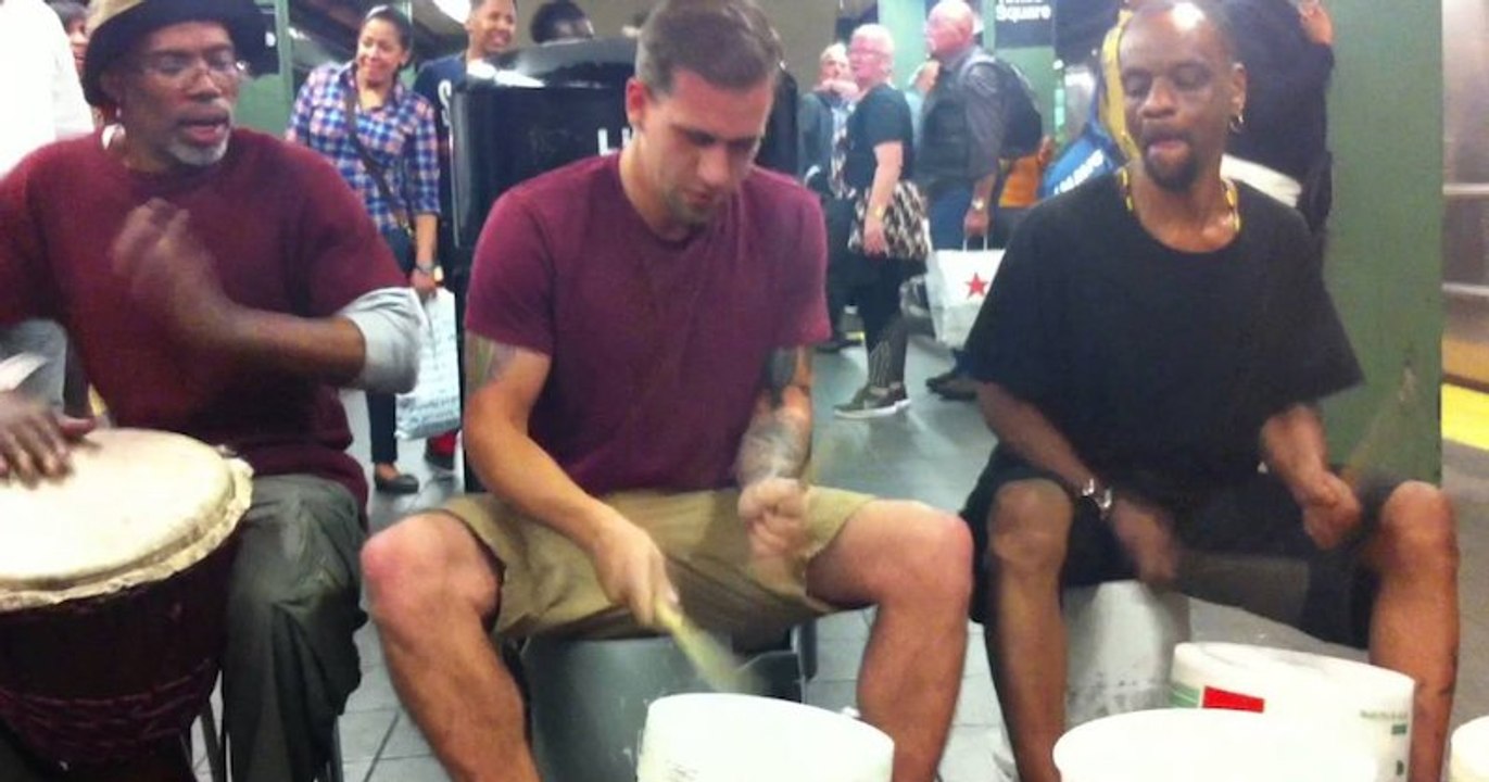 Tyler Moellmann se joint à des musiciens dans le métro et improvise un concert