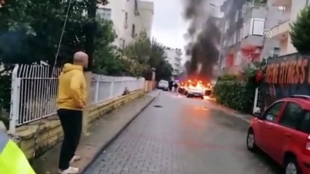 Park halindeki hafif ticari araçta yangın - MERSİN