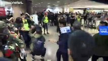 Hong Kong'daki bir alışveriş merkezinde Noel şarkısı söyleyen protestocularla polis çatıştı