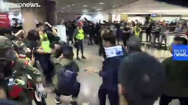 Hong Kong'daki bir alışveriş merkezinde Noel şarkısı söyleyen protestocularla polis çatıştı