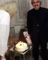 Mezarcı NOEL ve doğum gününü kutladı