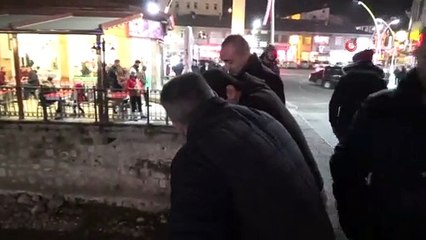 Köprüde mahsur kalan kediyi genç adam kurtardı