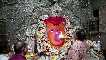 सूर्य ग्रहण हुआ खत्म, मंदिरों में लगी श्रृद्धालुओं की भीड़