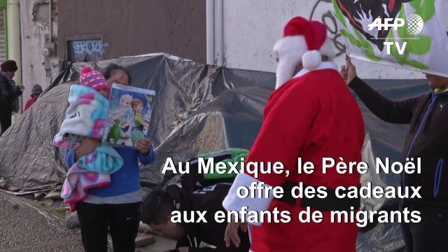 Mexique: les enfants de migrants reçoivent la visite du Père Noël