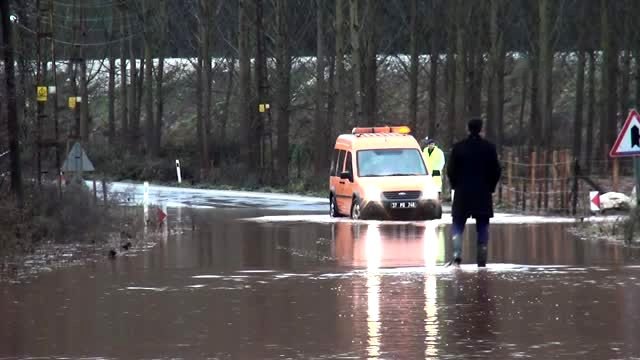 Dere taştı, Bartın-Kastamonu yolu ulaşıma kapandı