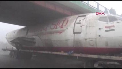Uçak köprü altında sıkıştı