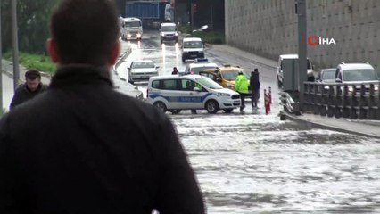Kuşadası sağanak yağışa teslim oldu, yollar göle döndü