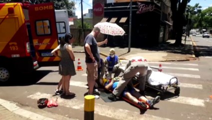 Carro e bicicleta se envolvem em colisão na Rua Paraná