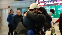 Emoción en aeropuertos y estaciones con la llegada de familiares