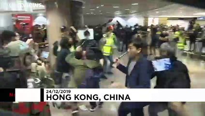 Karácsonyi dalt éneklő tüntetőkre támadtak a rendőrök Hongkongban
