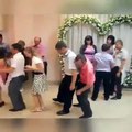 Por esto no debes incluir nunca la conga en tu boda...