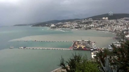 Kuşadası'nda sağanak, denizin rengini değiştirdi