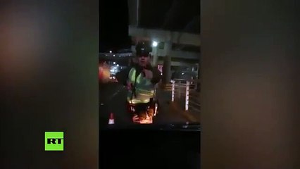 Conductor de Uber decide ignorar al policía que le apunta con un arma y acelera