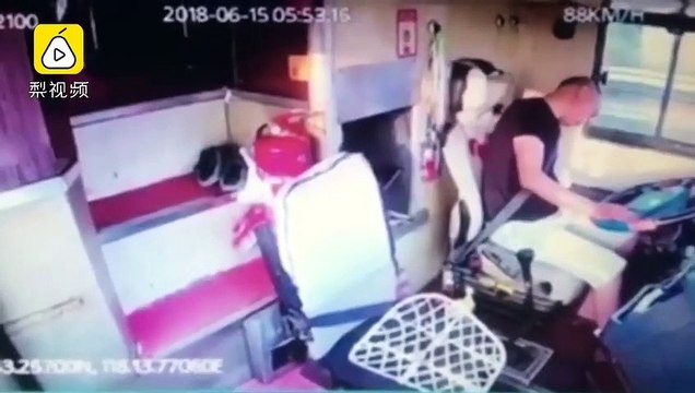 Un pasajero de este autobús evita un accidente tras sufrir el chófer un derrame cerebral