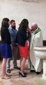 Este sacerdote impresentable pega a un bebé durante un bautizo delante de sus padres