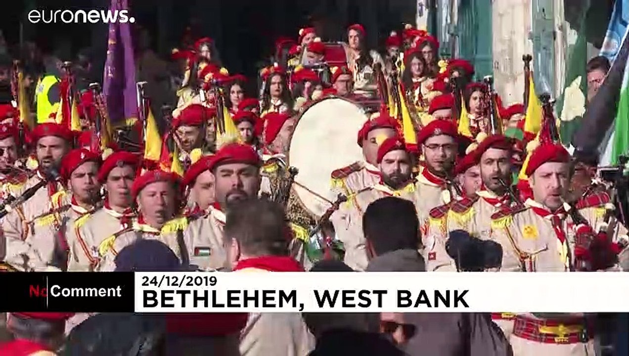 Elefant als Weihnachtsmann verkleidet