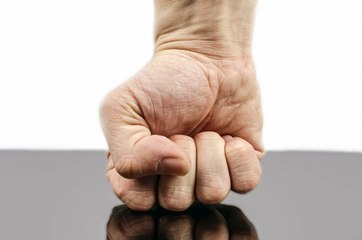 Los macarras del Mercedes terminan en una pelea con palos y martillos contra los chulos del barrio